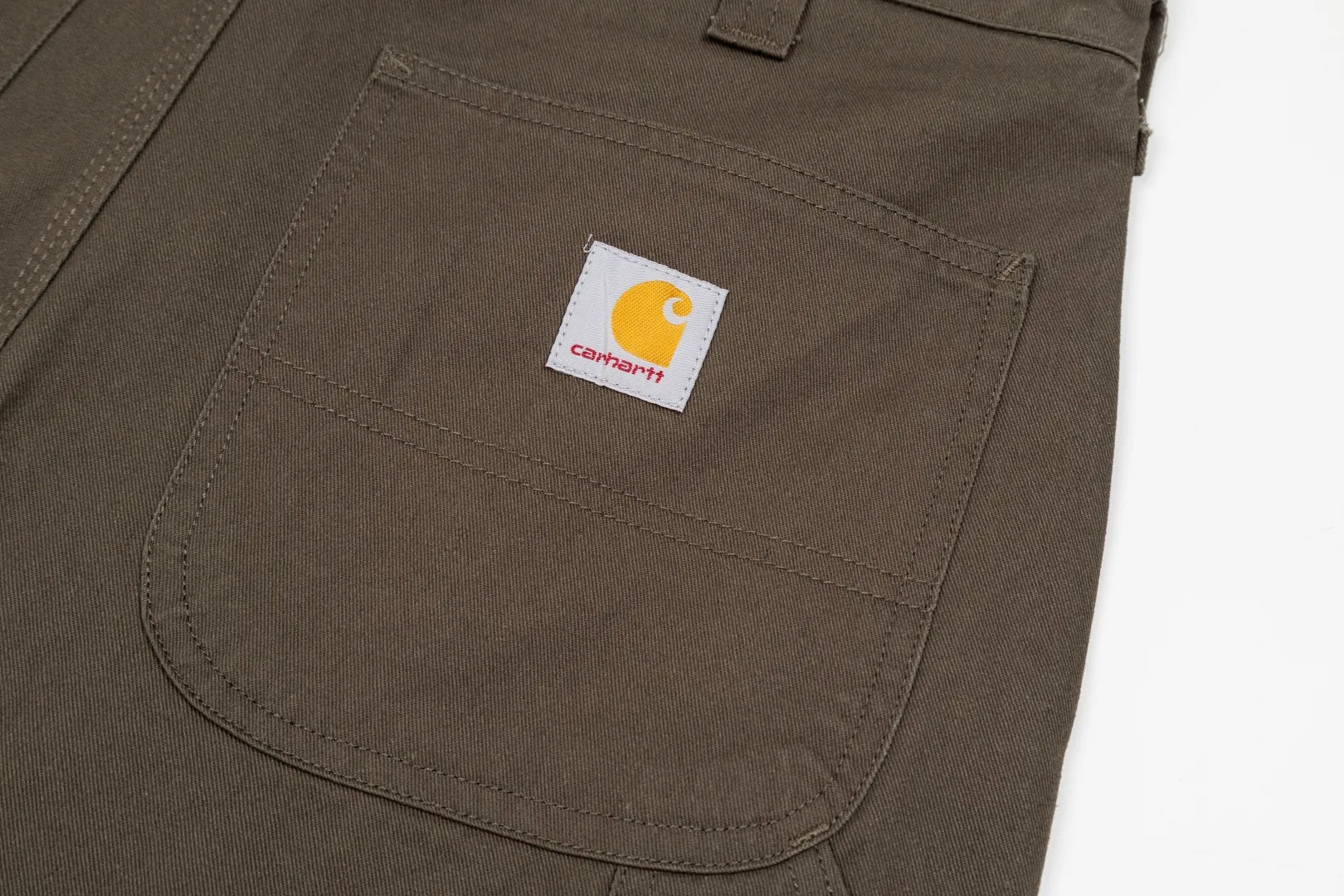 130 Carhartt Carhartt trousers American Retro ceiling Who knows! Carhartt's overalls are really welded to the body. Classic washed and distressed Canvas fabric, which is more and more time-worn. Three-dimensional tailoring + multi-pocket design, American Retro feeling. Whether it is worn with a sweater, T-shirt or denim jacket, it has a great sense of atmosphere. The loose and straight version is super friendly to all body types. People with pear-shaped figures and thick legs can just close their eyes. It covers the flesh to make you look slimmer, and can also be worn to create a casual and relaxed feeling. It can be used for daily commuting, looking cool on the street, and outdoor wear. Carhartt's Classic gold label logo is full of details. The workmanship is solid and durable, and it can be worn for three to five years. It can be worn with American retro, cityboy, and cleanfit styles. A pair of pants can provide you with a whole year of style inspiration📸 Style number: 2064 Color: Khaki Carbon Gray Black Size: S-2XL